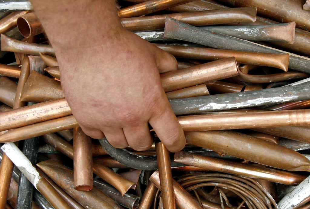 Da die Rohstoffpreise tendenziell weiter steigen, stehen Altmetalle - hier Kupferrohre - bei Langfingern hoch im Kurs.