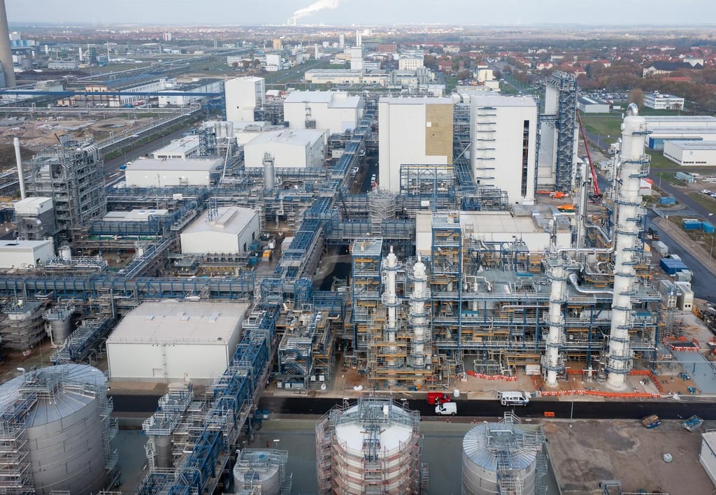 Die Raffinerie soll künftig 220.000 Tonnen Chemikalien im Jahr produzieren.
