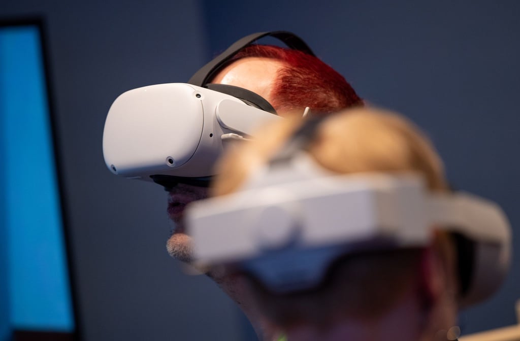 Avatare mit sichtbaren Anzeichen von Infektionen wurden über VR-Brillen gezeigt. (Symbolbild)
