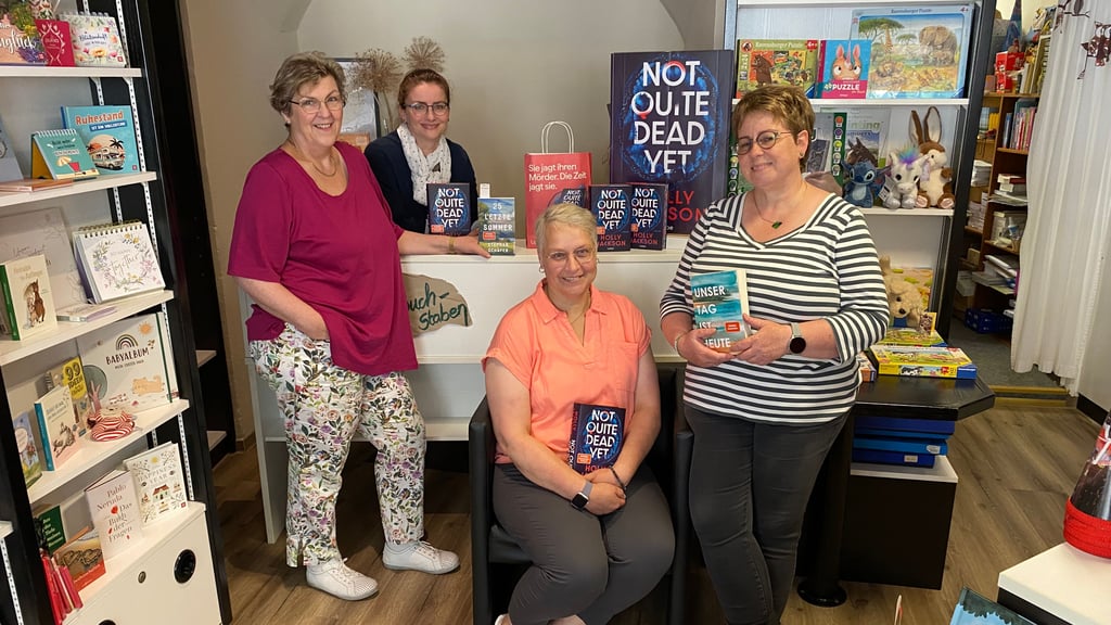 Das Team von „Das Gute Buch“ in Staßfurt – von links: Heike Kamrad, ehemalige Inhaberin, Claudia Bohner, Inhaberin, sowie die Mitarbeiterinnen Iris Trage und Janina Machlitt.