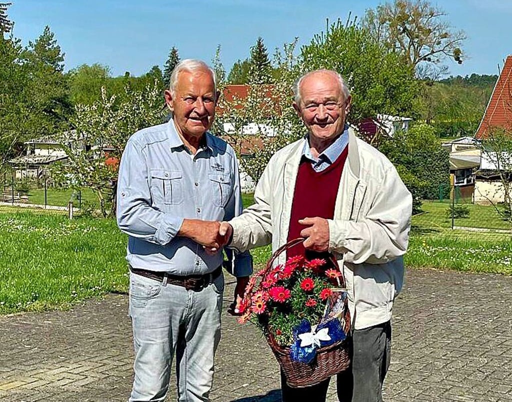 Sommer 2025: Die beiden Ehrenpräsidenten des FSV Klosterhäseler (v.l.) Willi Knorr und Jakob Linzmaier unter sich.