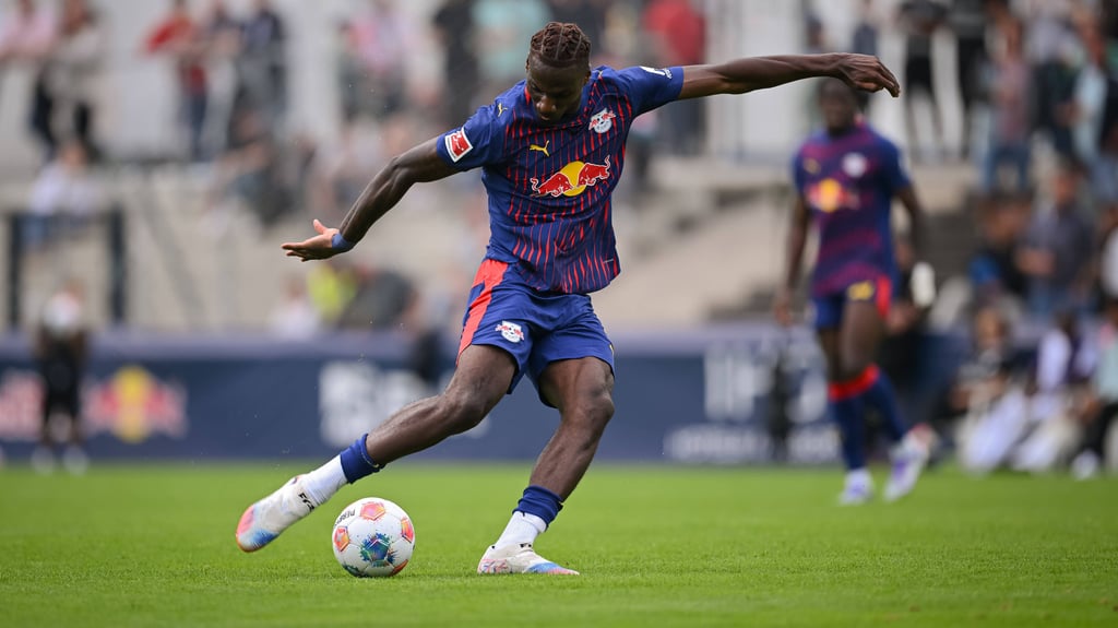 RB-Sommerzugang Ezechiel Banzuzi trifft beim Test gegen Toulouse zum 7:0.