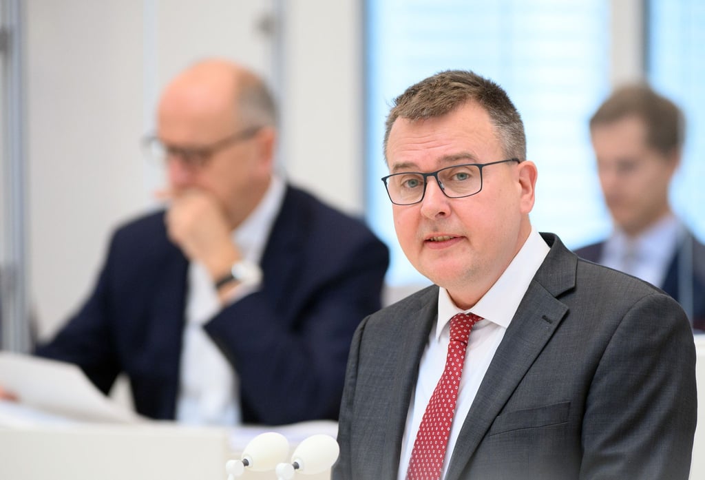 Der Brandenburger SPD-Landtagsabgeordnete Johannes Funke sieht die Russland-Reisen von Ex-Regierungschef Matthias Platzeck teils skeptisch (Archivbild).