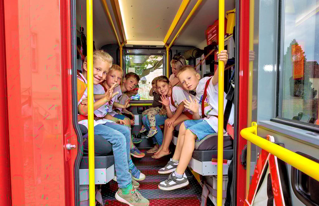 Die Rehmsdorfer Feuerwehr brachte den Schulanfängern die Zuckertüten und lud sie anschließend zu einer kleinen Rundfahrt ein.