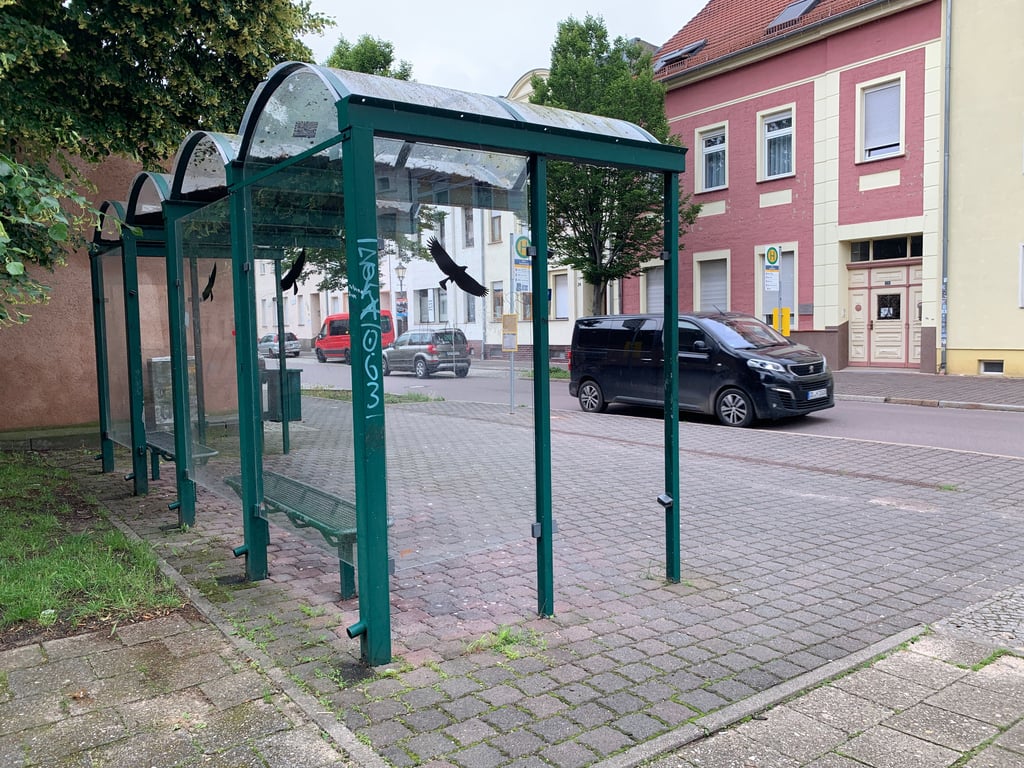 Blick auf den Tatort, die Bushaltestelle an der Ecke Burg-/Poststraße in Aken.
