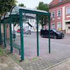 Blick auf den Tatort, die Bushaltestelle an der Ecke Burg-/Poststraße in Aken.