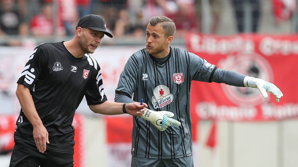 Sven Müller (r.) im Gespräch mit Robert Schröder. Auch die Anforderungen an den Torwart haben sich unter dem neuen Trainer geändert.