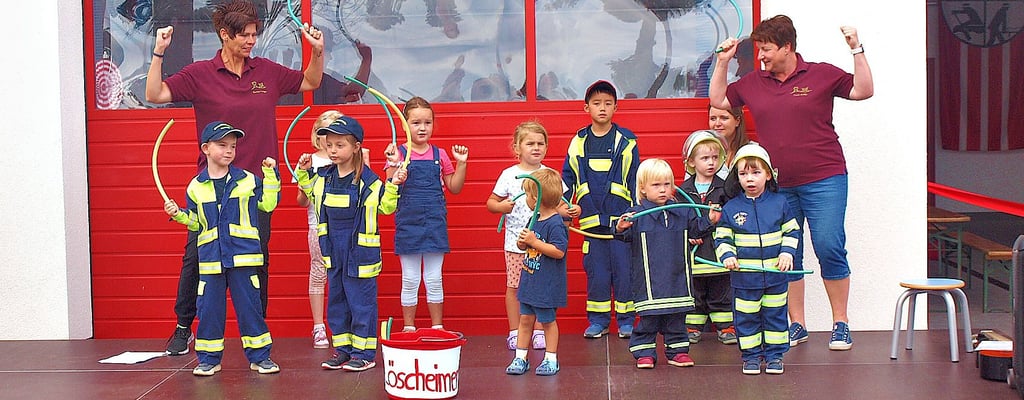 Die Mädchen und Jungen der Kita Abenteuerland und ihre Erzieher führten vor, wie sich kleine und große Feuerwehrleute fit halten.