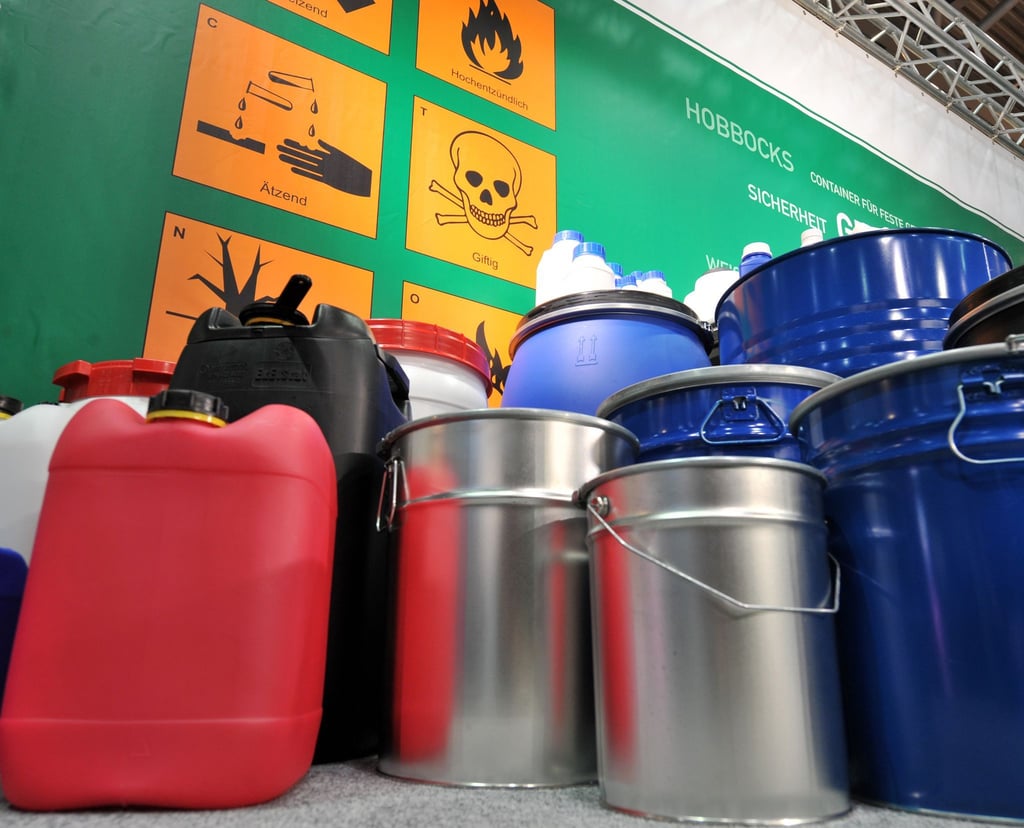 Gefährliche Güter werden international in neun Gefahrklassen unterteilt. Je nach Klasse erfolgt eine standardisierte Kennzeichnung. (Symbolbild)
