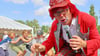 Clown Werni lädt beim Hoymatfest die Kinder ein zu einer Polonaise ein.