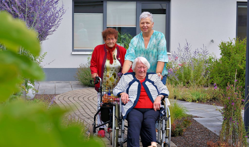 Annett Rabe, hier mit zwei Bewohnerinnen, führt das Pflegezentrum „Fuhneaue“. In diesem Jahr feiert es sein 20-jähriges Jubiläum.