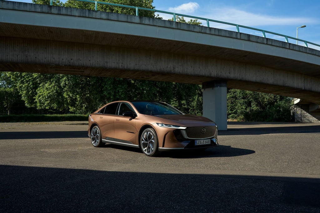 Klassische Eleganz statt Raumschiff-Design: Der Mazda 6e hebt sich optisch von der Konkurrenz ab.