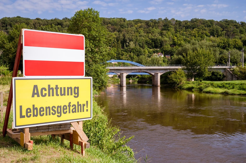 Das Schild stand exemplarisch für die Sperrung Saale zwischen Großheringen und Bad Kösen. Im Oktober sollen nun weitere Sperrungen des Flusses folgen.