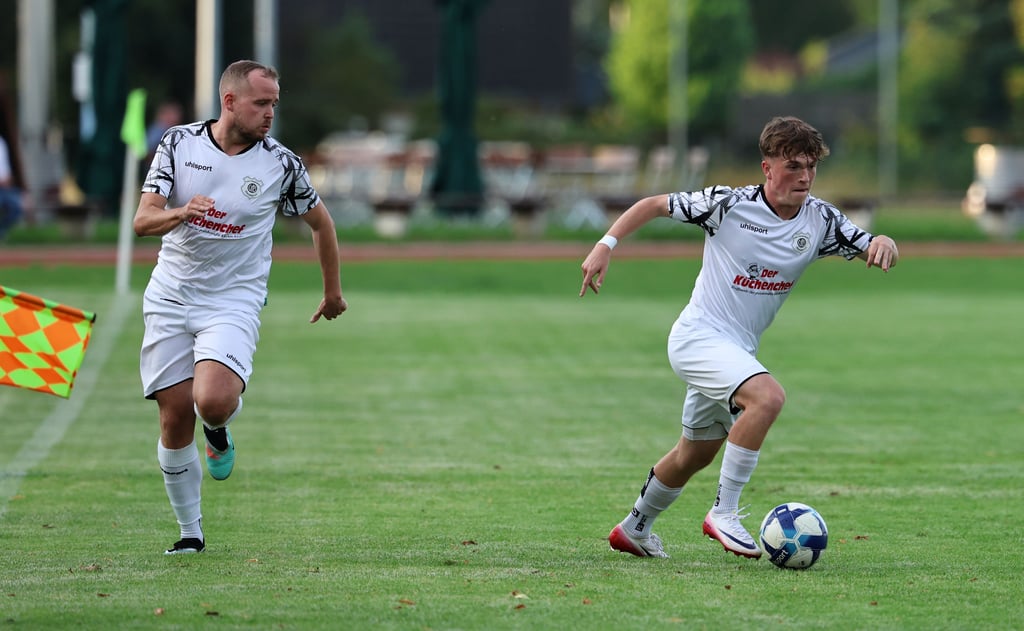 Auch Luca Steinert (am Ball) gehört zur Offensivreihe der Ottersleber. Gegen Turbine Halle war er einmal erfolgreich.
