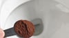 Kann man sich sparen: Geht man nach dem Social-Media-Hack vor und gibt zwei Löffel Kaffeepulver in die Toilette, ist das bestenfalls wirkungslos.