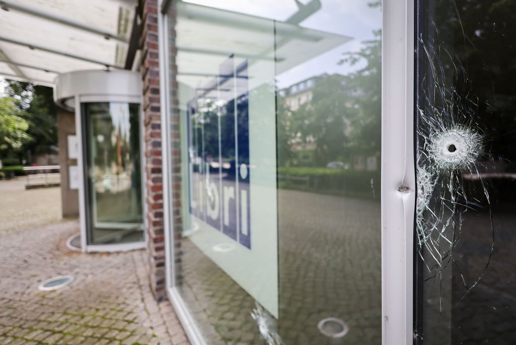 Die Polizei ermittelt nach Schüssen auf das Gebäude eines Buchgroßhändlers in Hamburg-Altona.