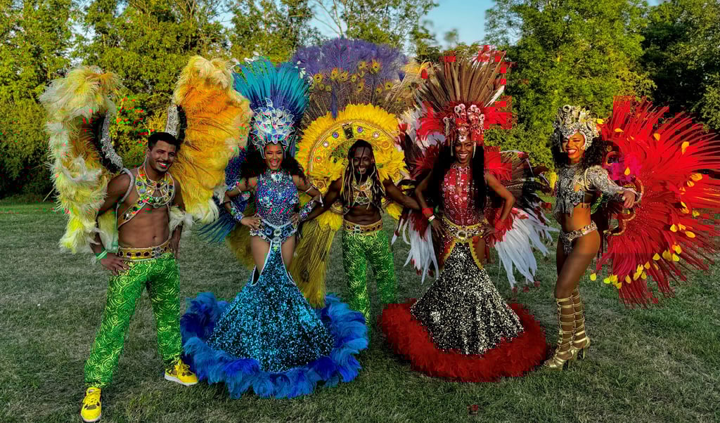Bunt und lebensfroh präsentiert sich die Rio-Carneval-Samba-Show beim Parkfest in Halberstadt.