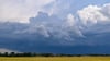 Einzelne Gewitter sollen am Montag über Brandenburg ziehen. (Archivbild)