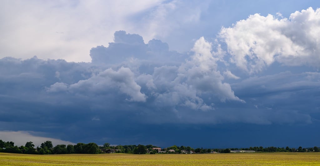 Einzelne Gewitter sollen am Montag über Brandenburg ziehen. (Archivbild)