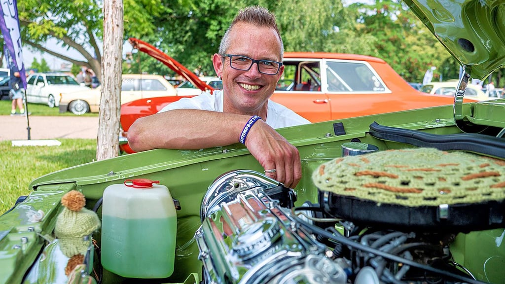 Marco Knörnschild aus Plauen kann nicht nur mit dem Schraubenschlüssel umgehen, sondern auch mit der Stricknadel. Viele Accessoires und Teile seines Golf I aus dem Jahr 1979 sind mit Stickereien und Häkeleien verziert – sogar im Motorraum.