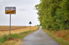 Drei Kilometer bis zur Ortsmitte von Zeitz informiert das Ortsausgangsschild in Nonnewitz. Doch wen interessiert es. Die Straße ist nur für den landwirtschaftlichen Verkehr frei.