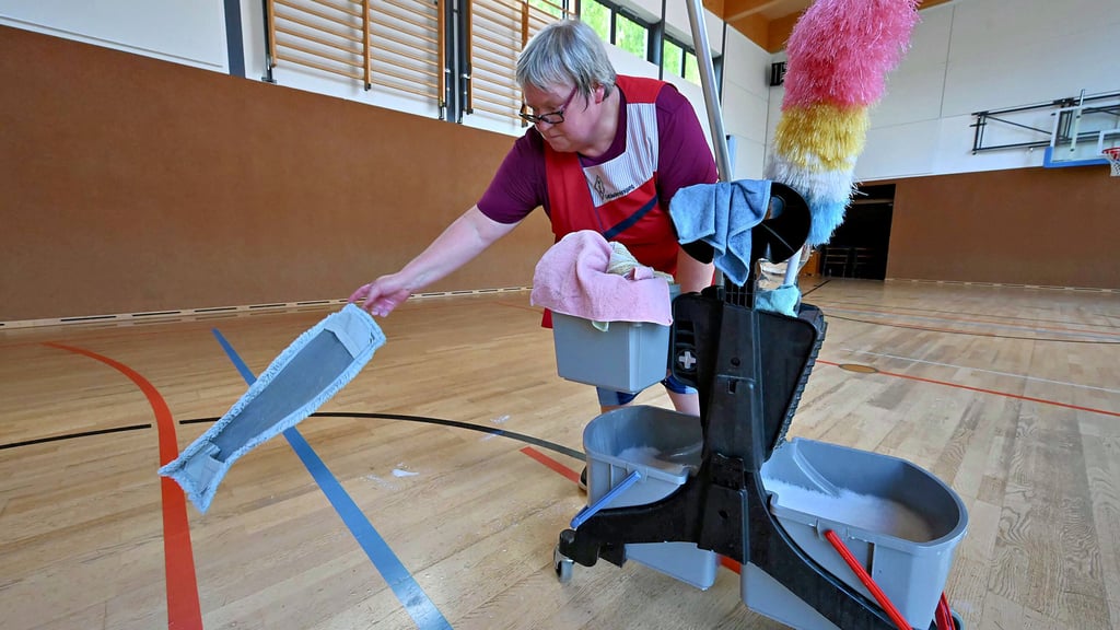 Kerstin Hahndorf kümmert sich um die Sporthalle der Kastanienschule in Aschersleben.