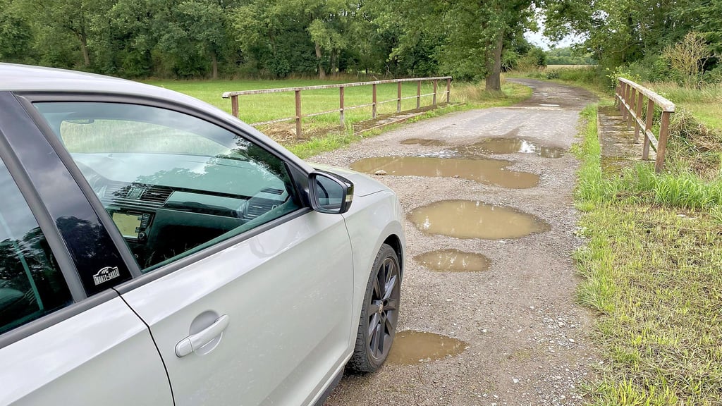 Nur dank des Hinweises einer Bürgerin hat es der marode Weg nach Kattwinkel in diesem Jahr auf die Straßenreparaturliste geschafft.