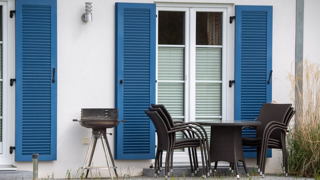 Können Möbel oder der Grill ohne größere Hindernisse von einer frei zugänglichen Terrasse entwendet werden, stufen Versicherer das im Schadenfall oft als einfachen Diebstahl ein.