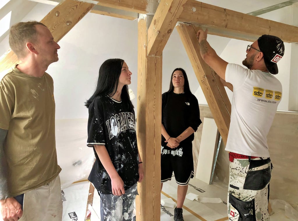 Die Praktikantinnen Emely Werner und Robyn Sophie Stieler auf der Baustelle. Marcus Schüler und Matthias Spielau vom Malerfachbetrieb Karl-Heinz-Gebhardt.