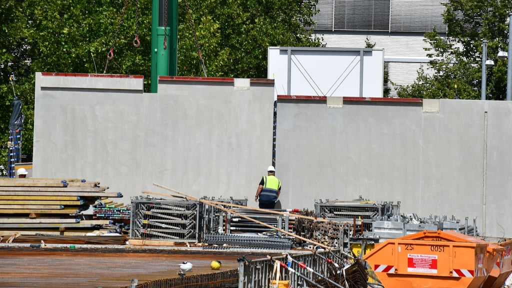 Platte für Platte werden die Wände für die neue Schule in Magdeburg zusammengesetzt.