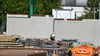 Platte für Platte werden die Wände für die neue Schule in Magdeburg zusammengesetzt.