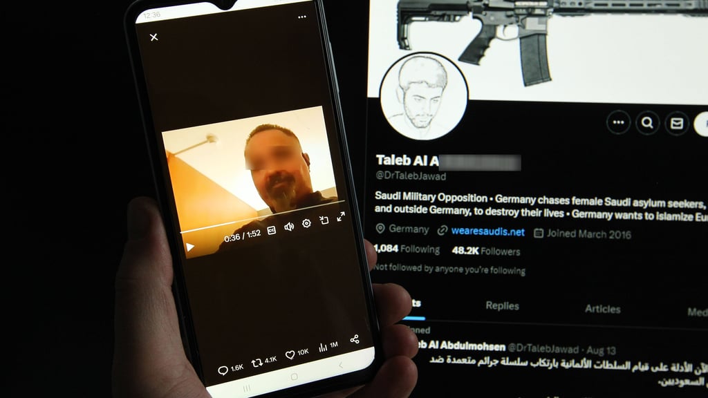 Taleb A. in einem Videocall auf der Plattform X - dahinter sein Account, auf dem er sich als militärische Opposition Saudi-Arabiens bezeichnet.