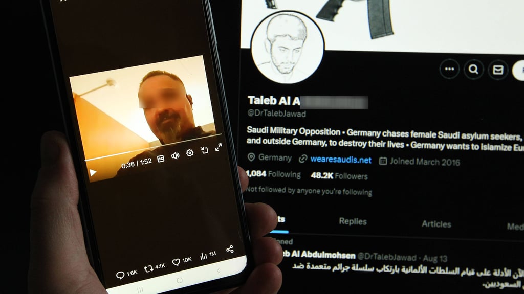 Taleb A. in einem Videocall auf der Plattform X - dahinter sein Account, auf dem er sich als militärische Opposition Saudi-Arabiens bezeichnet.