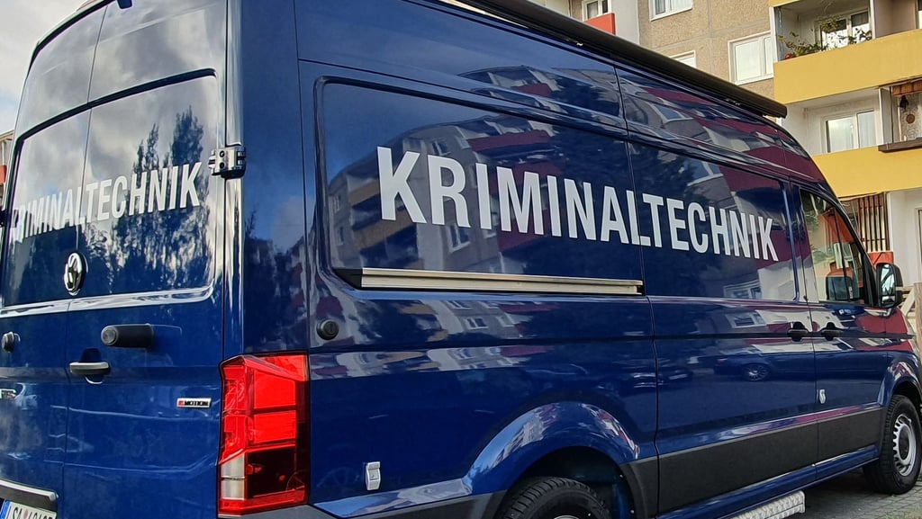 Nach einem Einbruch in ein Mehrfamilienhaus in Großkorbetha im Burgenlandkreis haben Kriminaltechniker den Tatort auf Spuren untersucht (Symbolfoto).