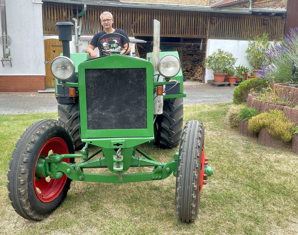 Marco Treppau sitzt auf seinem RS 01/40 Pionier - eines von vielen DDR-Mobilen, die der 46-Jährige aus Bornum besitzt.