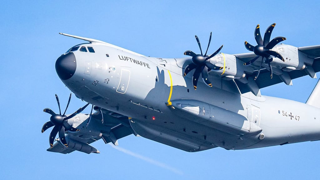 Zwei Airbus A400M der Luftwaffe sind auf dem Weg nach Jordanien, um anschließend Hilfsgüter über dem Gazastreifen abzuwerfen