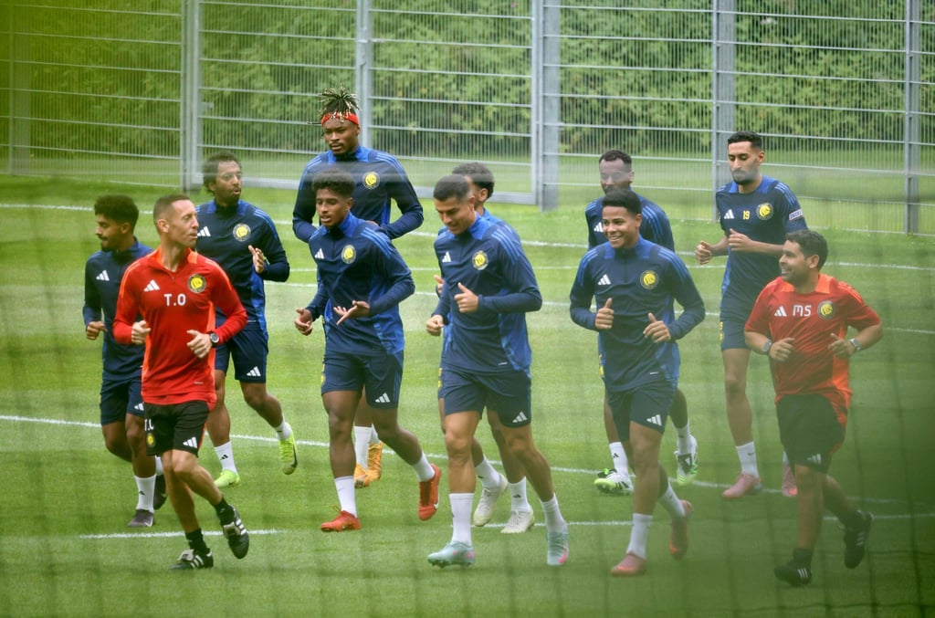 Cristiano Ronaldo (Mitte) sorgt mit dem Trainingslager seines Clubs Al-Nassr in Saalfelden für Aufregung.