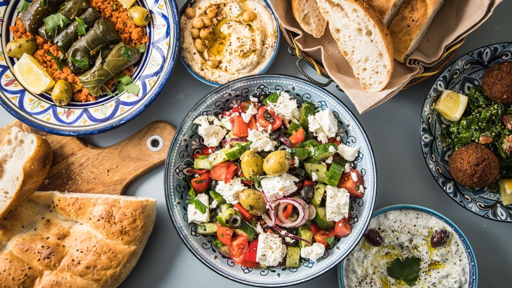 Vielfalt in der Schüssel: Bunte Salate mit viel Gemüse und frischen Kräutern sind typisch für die Mittelmeerküche.