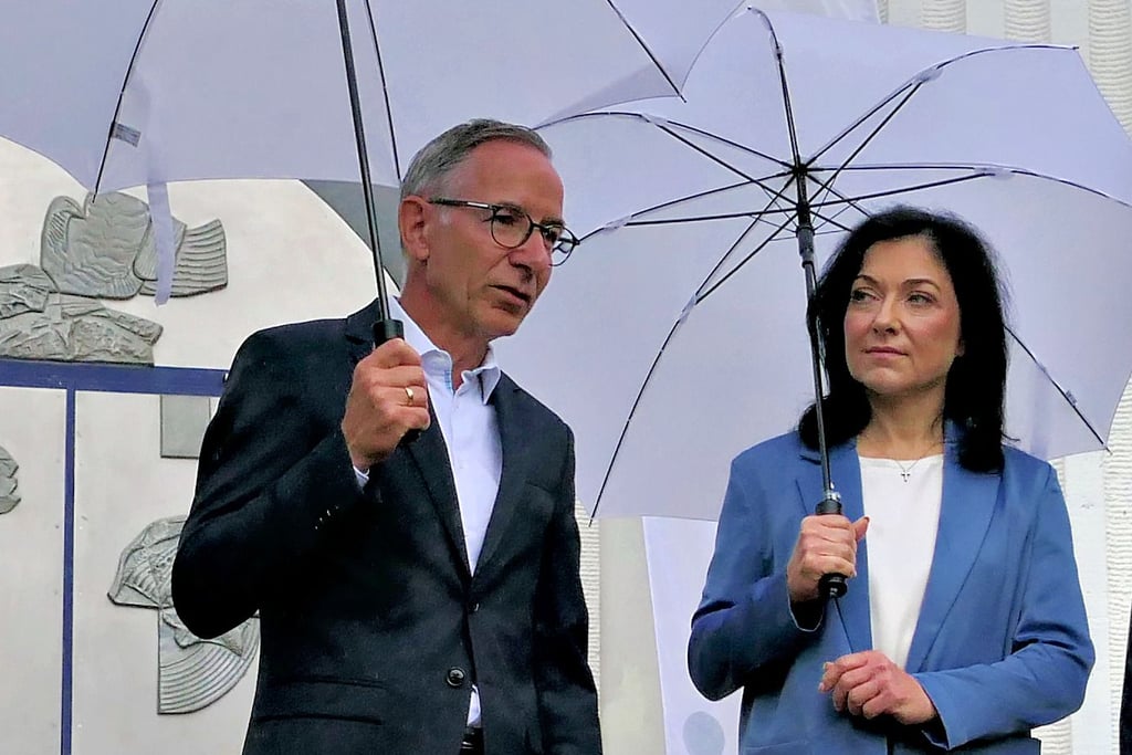 InfraLeuna-Chef Christof Günther lobt seinen Gast, Bundesministerin Katherina Reiche, für ihren realistischen Blick auf den Zustand der Wirtschaft.