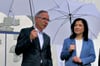 InfraLeuna-Chef Christof Günther lobt seinen Gast, Bundesministerin Katherina Reiche, für ihren realistischen Blick auf den Zustand der Wirtschaft.