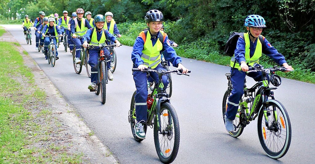 In Gruppen ging es für die Jugendlichen mit ihren Betreuern mit dem Fahrrad am Dienstag zu verschiedenen Stationen: das Hufelandhaus in Stendal, das Chausseehaus Hassel, die Freiwilligen Feuerwehren Bindfelde und Arnim sowie eine Station entlang des Weges zur Ersten Hilfe.