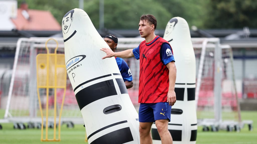 RB-Abwehrchef Willi Orban im Zweikampf mit einem Trainingsgegner