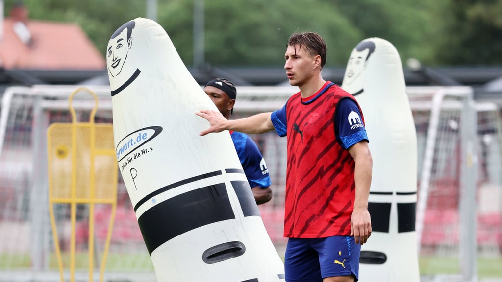 RB-Abwehrchef Willi Orban im Zweikampf mit einem Trainingsgegner
