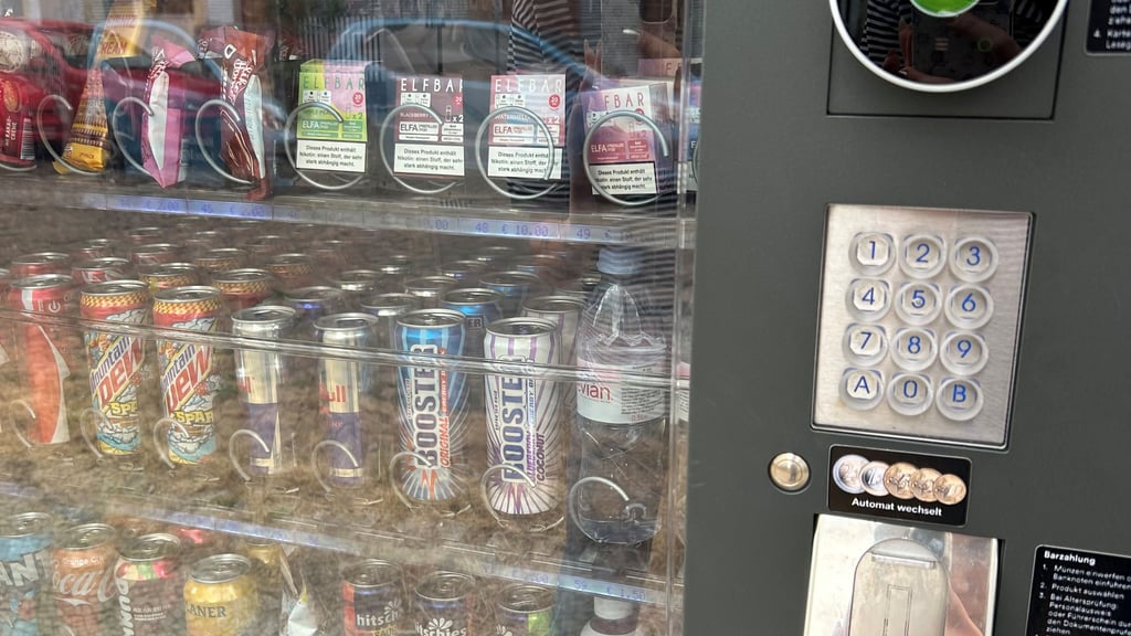 Energygetränke, E-Zigaretten, Süßes und Kondome: Der neue Automat in Magdeburg bietet verschiedene Dinge an.