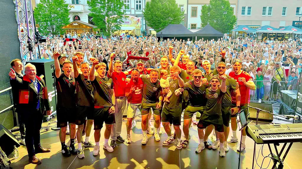 Einer der Höhepunkte des diesjährigen Rolandfestes: Die Fußballer von Lok Stendal feiern den Aufstieg. Das allein ist eine gute Nachricht. Außerdem: Das Rolandfest in Stendal wird fortgeführt und nicht wegen Geldmangels eingestellt.
