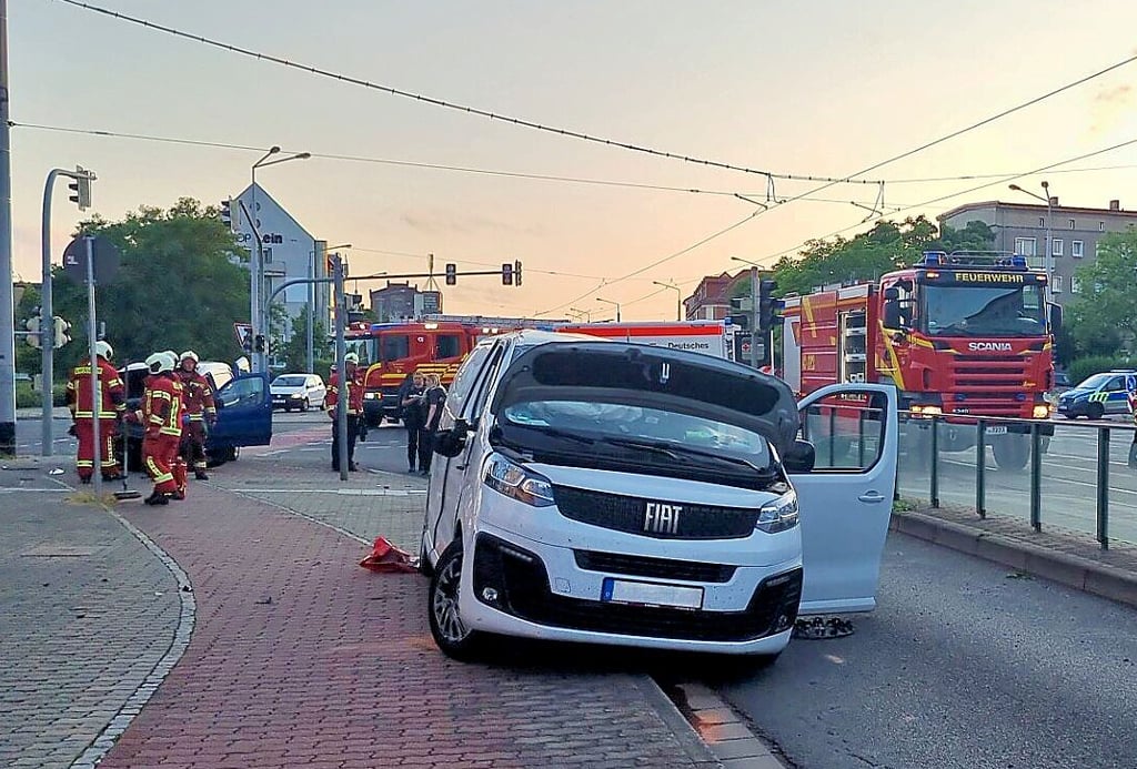 Im Juni ereignete sich in der Askanischen Straße in Dessau ein Unfall mit einem Kleintransporter, der sich überschlug. Die Ampel war ausgeschaltet.