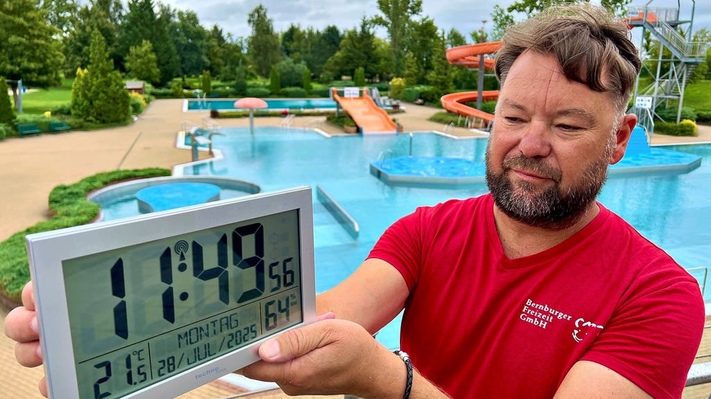 Schlechtes Badewetter: Freibadmitarbeiter Enrico Erbring-Schöne steht vor dem leeren Bad in Bernburg. 