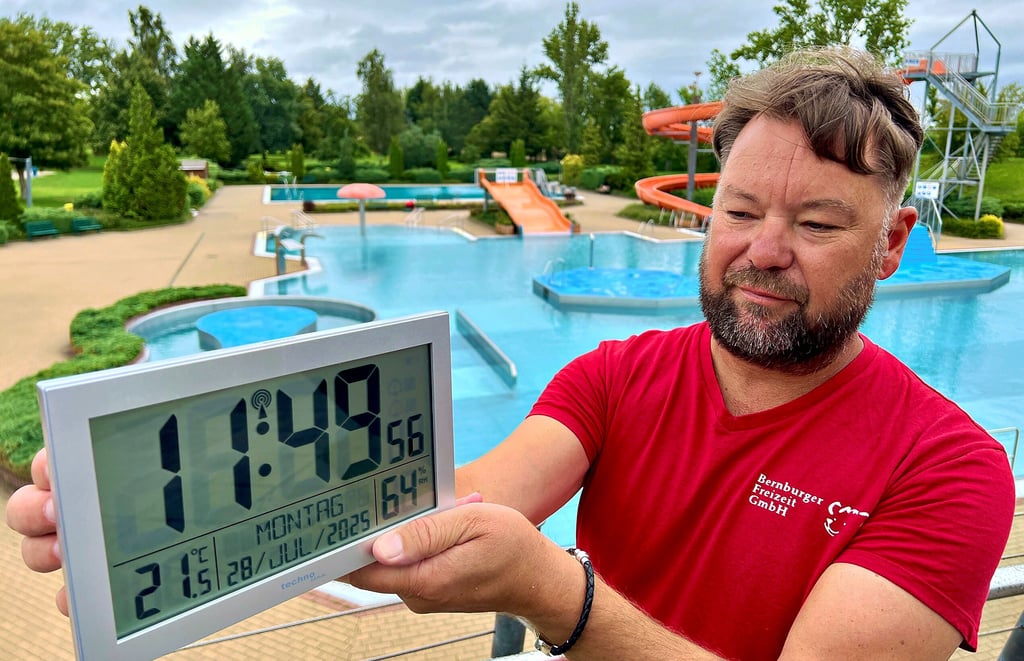 Freibadmitarbeiter Enrico Erbring-Schöne steht vor einem leeren Bad. Das liegt vor allem am Regen und den niedrigen Temperaturen.