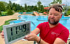 Freibadmitarbeiter Enrico Erbring-Schöne steht vor einem leeren Bad. Das liegt vor allem am Regen und den niedrigen Temperaturen. 