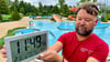 Schlechtes Badewetter: Freibadmitarbeiter Enrico Erbring-Schöne steht vor dem leeren Bad in Bernburg.&nbsp;